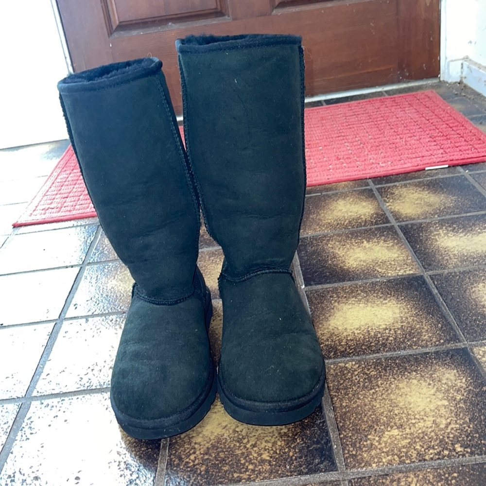 Ugg tall boots fully lined black from Australia